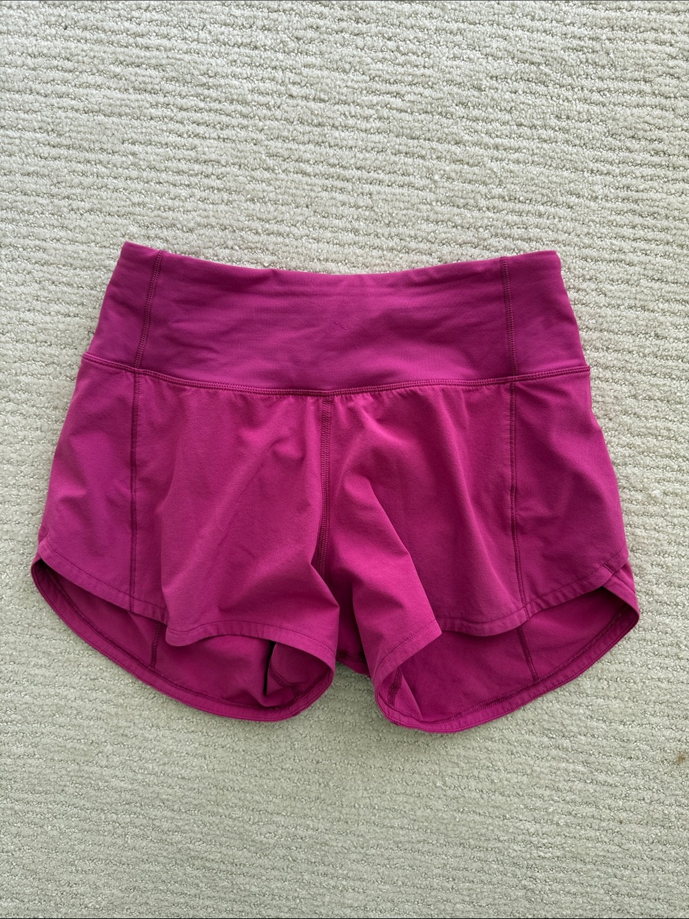 Lululemon hotty hot Women’s Athletic Shorts in Magenta
